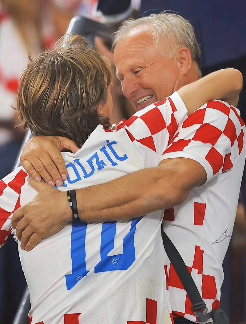 詹姆斯球队单场两人同砍35+，首次他不是其中之一