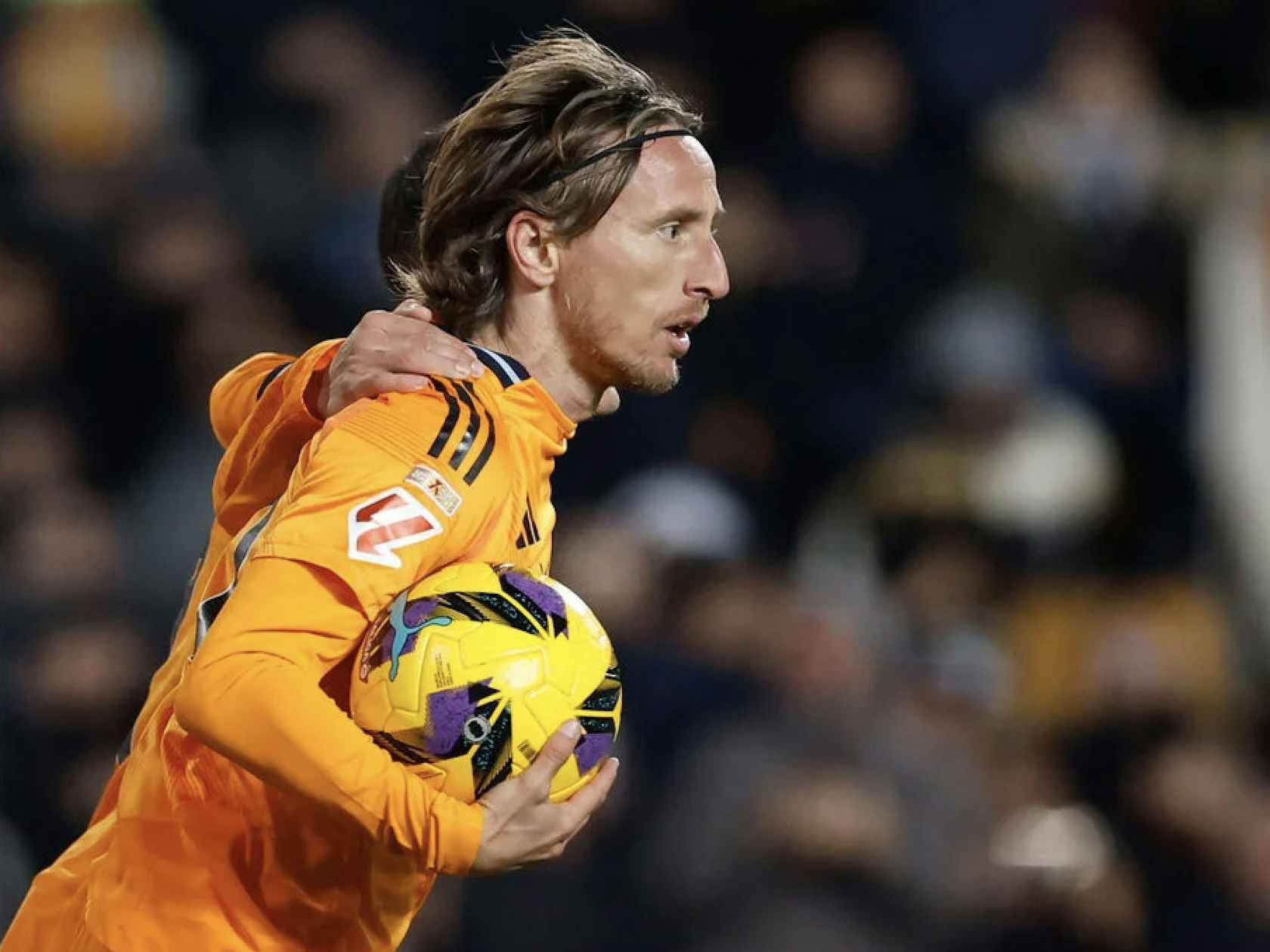 表达崇高敬意，重庆铜梁龙向李章洙赠送冲超纪念球衣