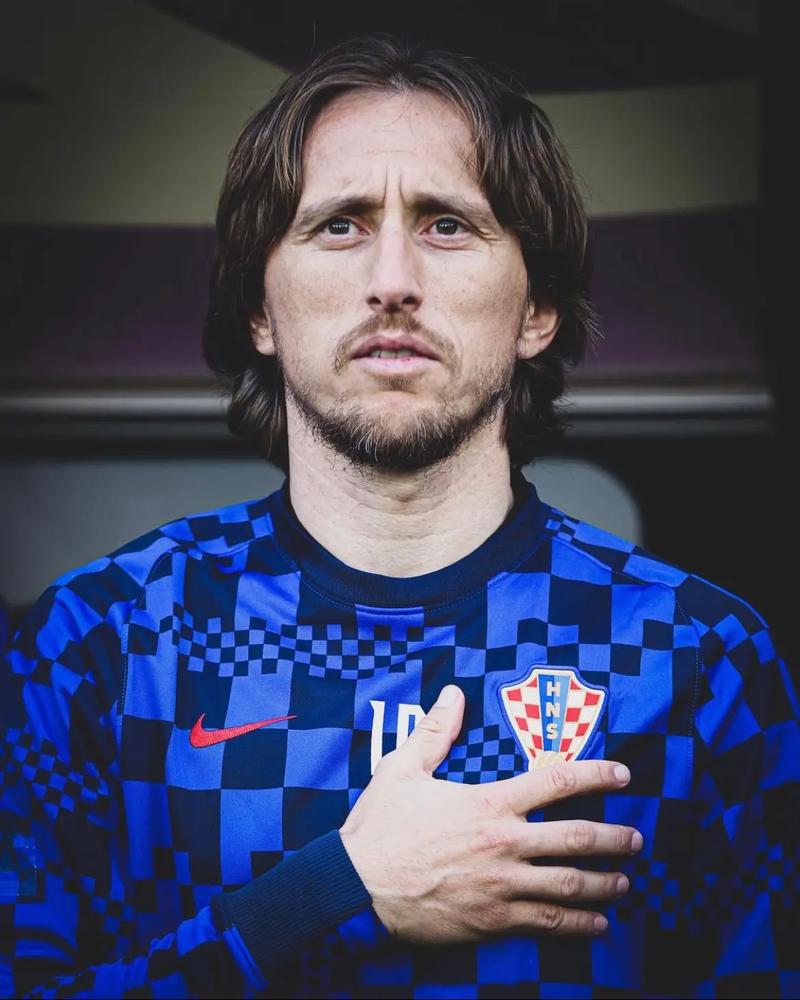 拓记：克林根争抢篮板后一瘸一拐走向替补席，赛前左小腿就有挫伤