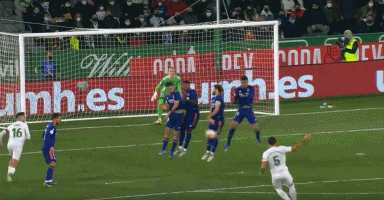 汪涵陪儿子参加马术比赛，嚼槟榔一脸享受，与老婆交替带娃引热议